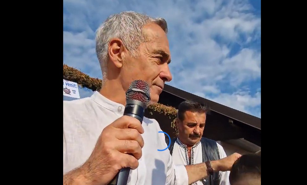 Călin Georgescu, baie de mulțime la Târgul de la Domnești, Argeș: „Nu vă fie frică! Poporul român s-a ridicat”. Oana Zăvoranu și reprezentanți ai AUR, printre cei prezenți