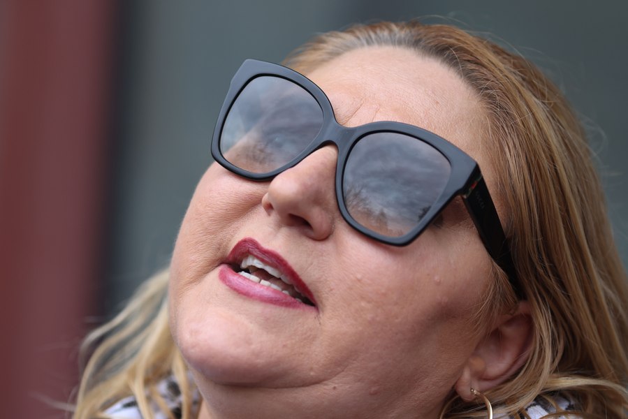 Diana Șoșoacă a fost trimisă în judecată, alături de Silvestru Șoșoacă, în dosarul privind lipsirea de libertate a unor jurnaliști italieni