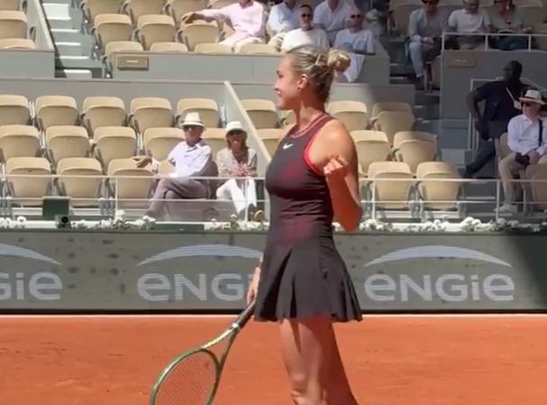 Aryna Sabalenka a oprit meciul la Roland Garros și i-a zis direct arbitrului: ”Nu e prea aproape de mine?”