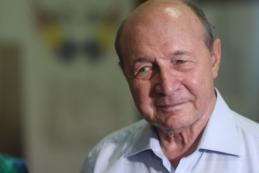 Băsescu ironizează PSD pe tema amendamentului la legea ANI: „Și un absolvent de liceu le spunea că e neconstituţional”