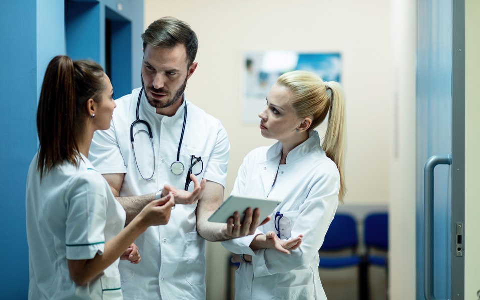 Cât câștigă medicii rezidenți români din Occident. Tânăr din SUA: „La fel ca în România, la finalul lunii, nu prea mai rămân bani”