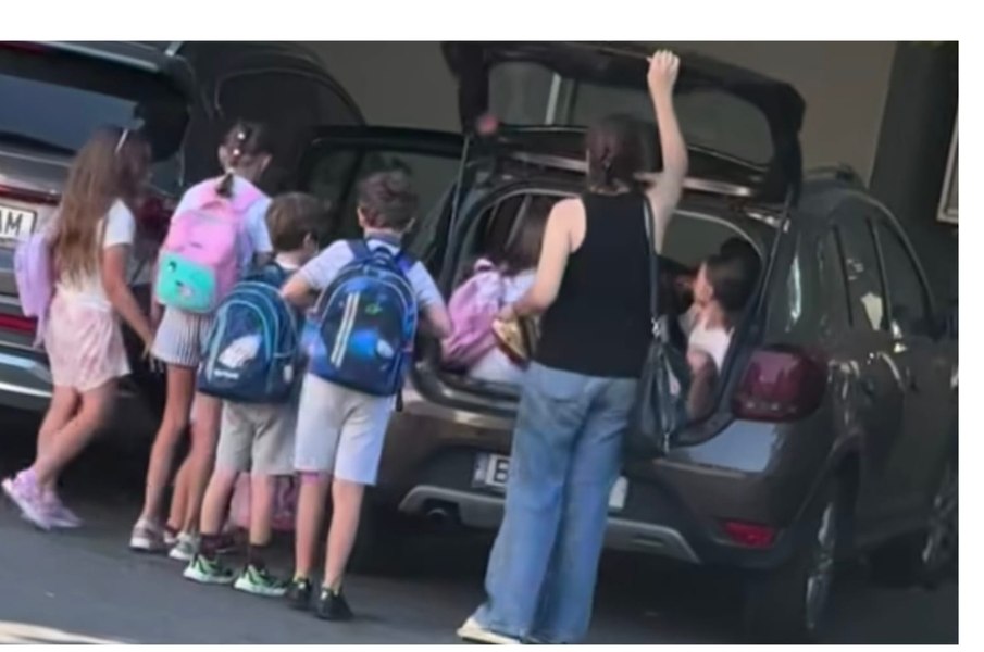 10 copii înghesuiți într-o mașină după afterschool. Explicații incredibile: „Au dorit să încerce și mersul în portbagaj”
