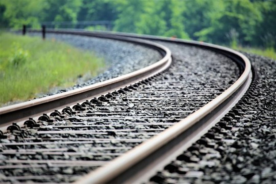 Tren de marfă, pus în pericol în stația Petroșani. Un dispozitiv al macazului a fost desfăcut, iar o placă de beton a fost găsită pe șine