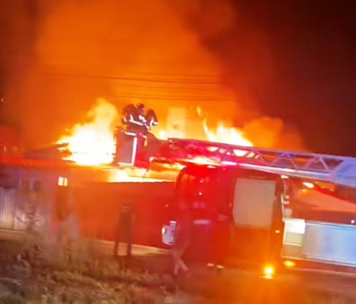 Incendiu violent într-un complex de locuințe sociale din Timiș. Un bărbat a murit încercând să-și salveze câinele