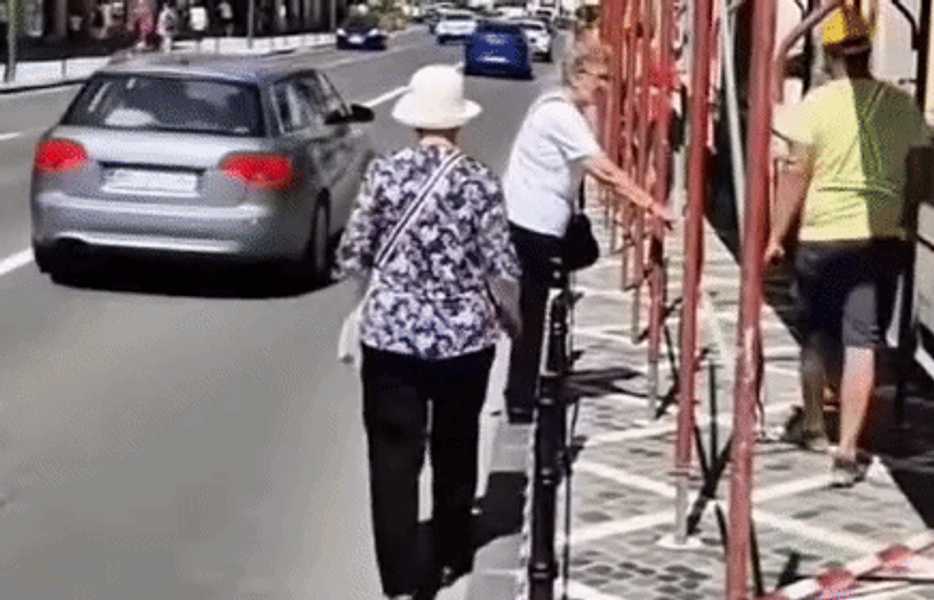 Ce faci dacă te trezeşti brusc cu un pieton în faţa maşinii. Analiza poliţistului-vlogger Tavi Perţea: „Aşa se evită!”