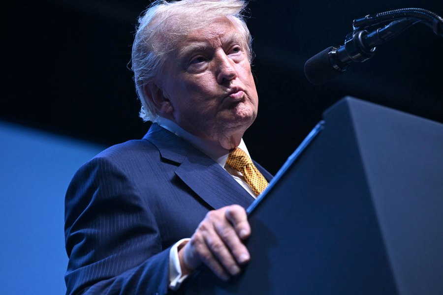 Trump pune Europa la plată pentru ajutorul acordat Ucrainei. SUA vor cere bani înapoi pentru armele și munițiile trimise Kievului