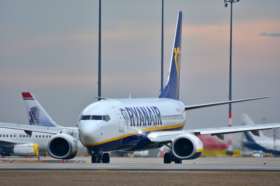 Ryanair vrea să scumpească din nou biletele de avion. Cât ar putea costa călătoriile în această iarnă și ce se întâmplă în 2027