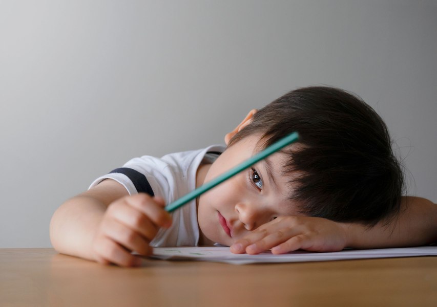 „De ce n-ai luat 10?” Când goana după note bune începe să le facă rău copiilor
