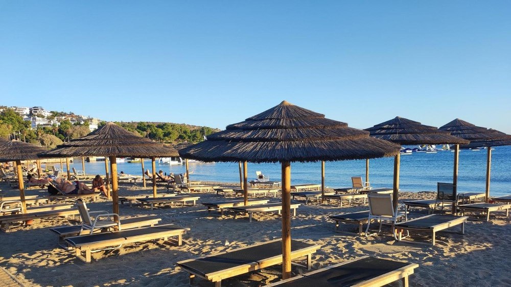 Doi bătrâni s-au bătut pe o plajă din Grecia pentru un șezlong. Unul dintre ei a murit